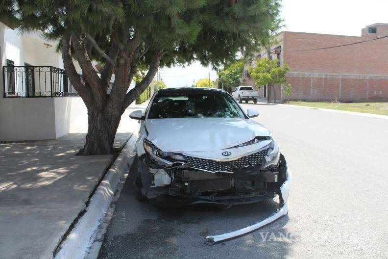 $!El accidente en la calle Lago Negro, Valle San Agustín, se resolvió sin detenciones, gracias a un acuerdo entre las aseguradoras.