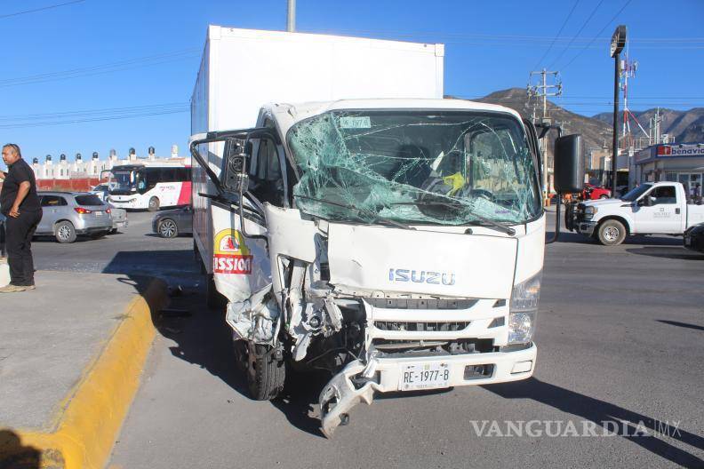 $!Autoridades municipales informaron que el camión de carga presuntamente no respetó la luz roja del semáforo, provocando el impacto contra la unidad de transporte público.