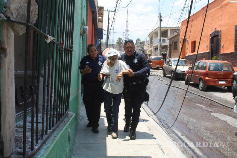 $!Vecinos fueron evacuados mientras las llamas se extendían a más de cinco viviendas en Santa Anita.