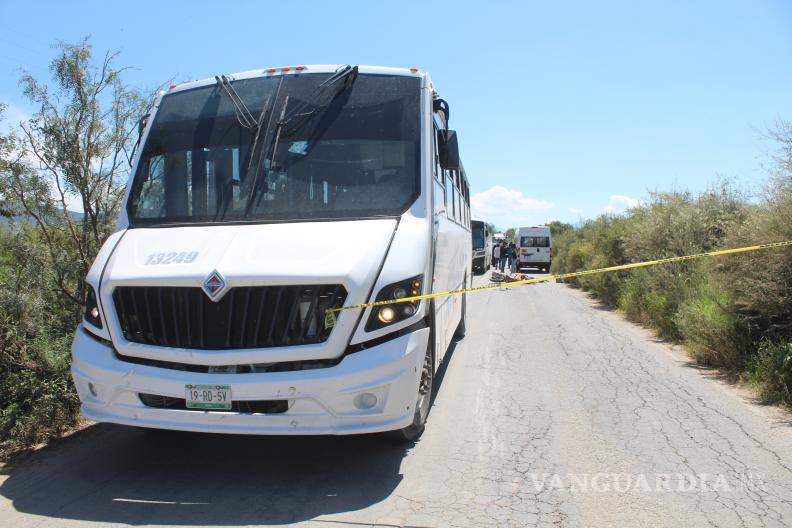 $!El fuerte impacto con la defensa del autobús provocó que los ocupantes de la motocicleta cayeran al carril contrario de la carretera.