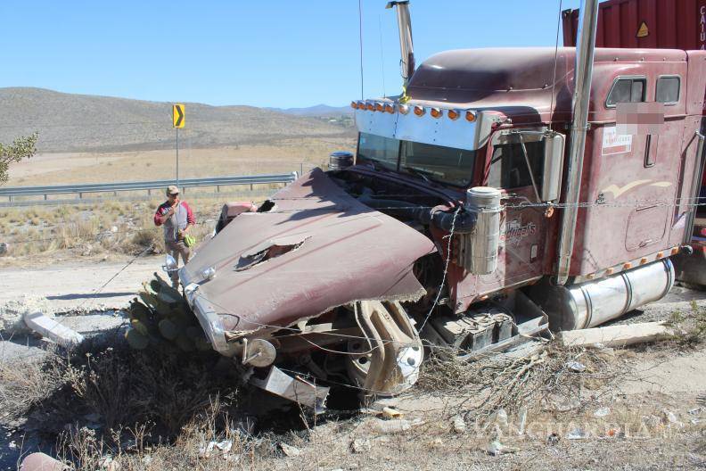 $!La Guardia Nacional realizó el abanderamiento en el lugar del accidente mientras se controlaba el derrame de combustible.