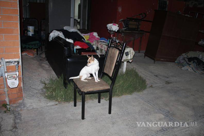 $!Hasta su perrito se encontraba desconcertado.