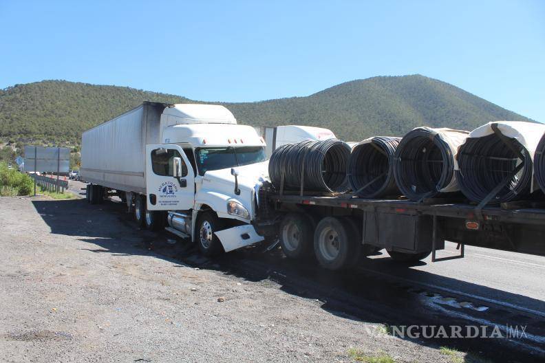 $!Uno de los tráileres transportaba tubos de acero.