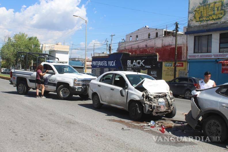 $!Elementos de Tránsito Municipal aseguraron al conductor señalado como probable responsable, quien quedó a disposición de las autoridades correspondientes para el deslinde de responsabilidades.
