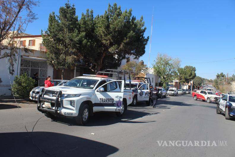 $!Vecinos denunciaron que la calle debió ser cerrada tras el accidente para evitar mayores daños y posibles detenciones injustas.