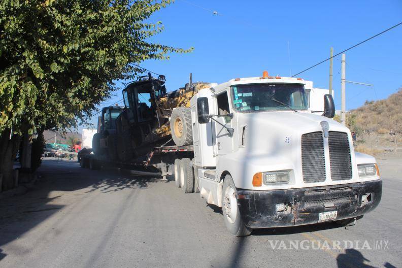 $!El poste cayó sobre una camioneta Mitsubishi que circulaba por la zona.
