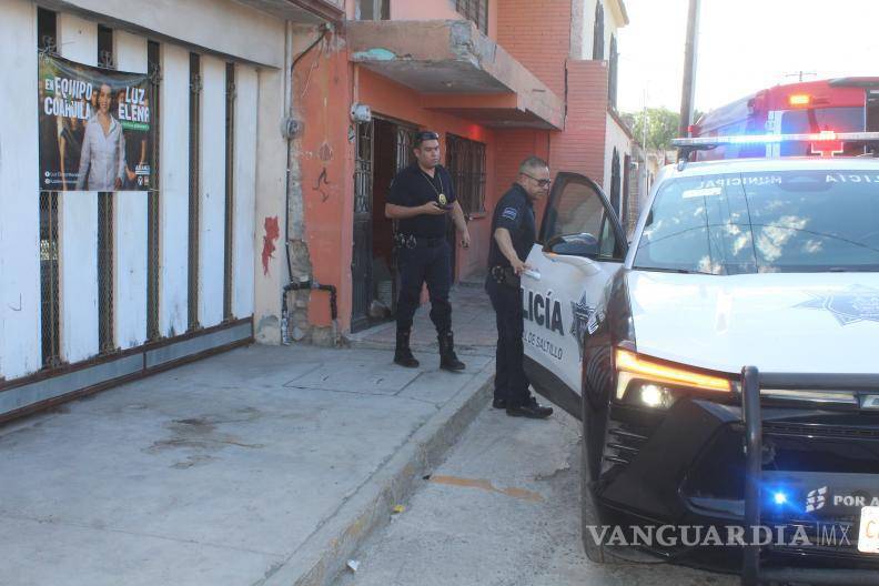 $!Elementos de la Comisaría de Seguridad y Protección Ciudadana acudieron a un domicilio ubicado en la calle Gómez Farías tras recibir el reporte de una persona lesionada, localizando rastros de sangre y daños en el inmueble.
