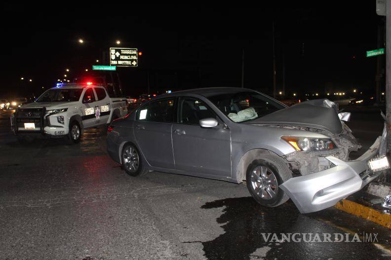 $!El vehículo Honda Accord gris, conducido por Víctor Hugo N., se estrelló contra un semáforo en el cruce de Isidro López Zertuche y periférico Echeverría.