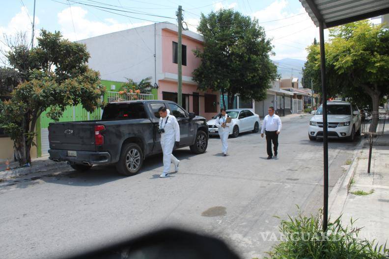 $!La Agencia de Investigación Criminal (AIC) acudió al domicilio para recabar información sobre el fallecimiento del adolescente.