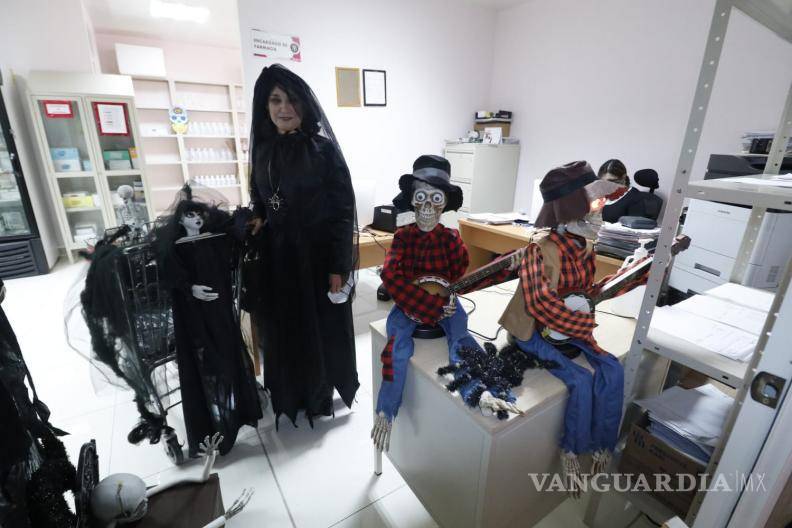 $!Se realizó un concurso de decoración de puertas siendo la de Terapia Intensiva la ganadora, adornada con luces, globos, papel picados y fantasmas.