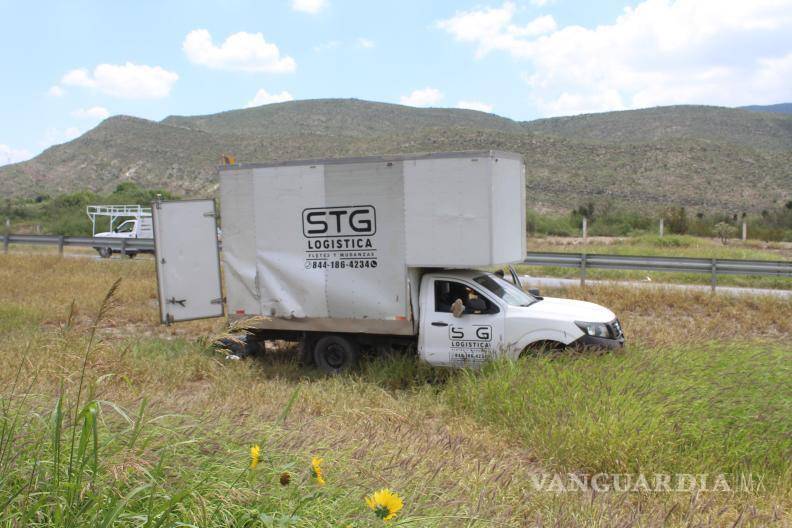 $!La camioneta Nissan resultó severamente dañada tras ser impactada por un tráiler que no logró detenerse a tiempo.