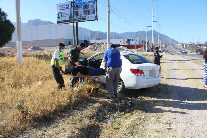 $!Personal de emergencias trabajó en la zona para asegurar el perímetro mientras la lesionada era trasladada al IMSS.