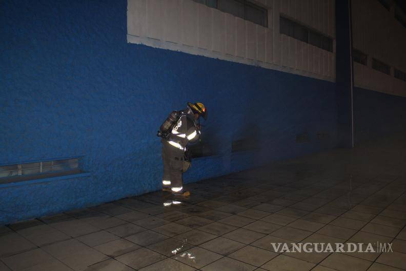 $!El sótano del Colegio México sufrió daños considerables tras el incendio provocado por un artefacto pirotécnico.