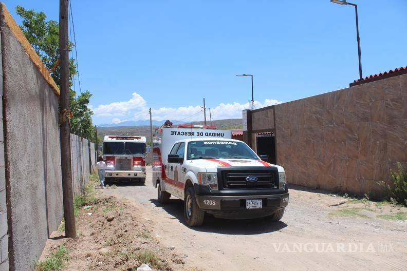$!Los tres afectados fueron trasladados en ambulancia a la Clínica 2 del IMSS, luego de recibir una descarga eléctrica mientras nadaban en una alberca del rancho Paraíso.