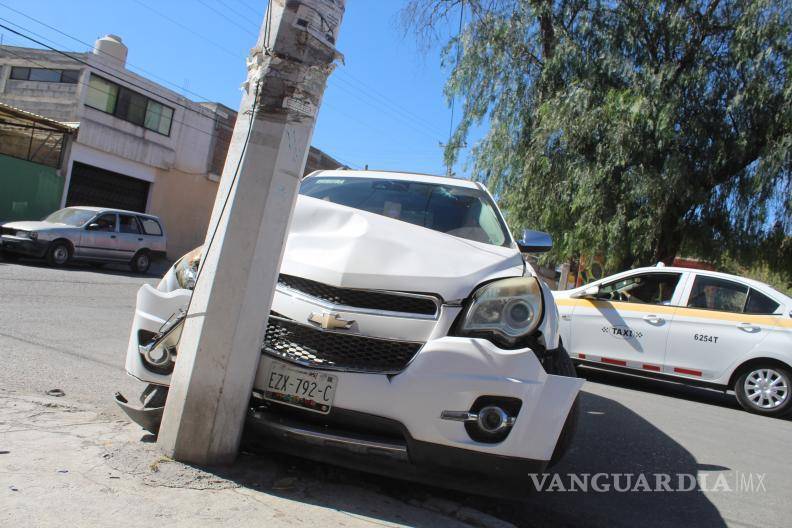 $!Oficiales de Tránsito señalaron que el conductor no calculó las dimensiones al tomar una curva, lo que derivó en el accidente.