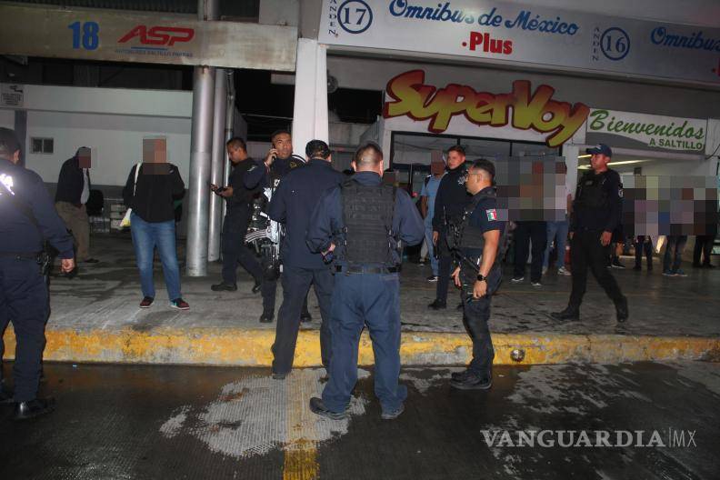 $!Paramédicos y policías arribaron al lugar, aunque el herido ya había sido trasladado en un vehículo particular.