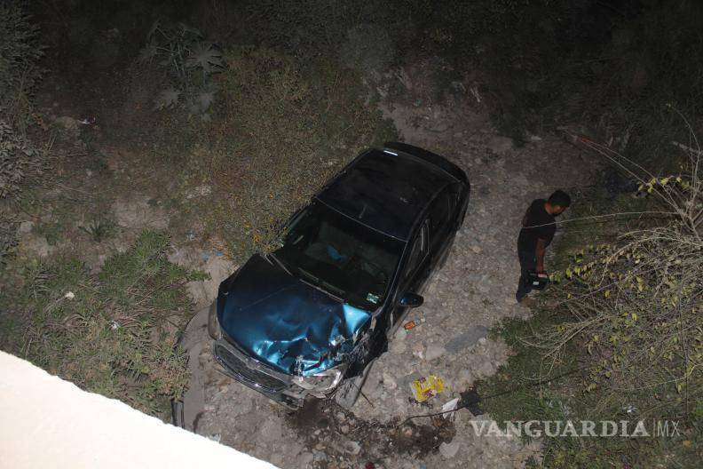 $!El acompañante del conductor permaneció en el lugar mientras se aseguraba la escena del accidente.