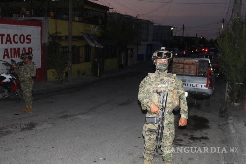 $!Durante el operativo fueron detenidos dos hombres; uno tenía orden de aprehensión por robo con violencia y el otro fue capturado en posesión de mariguana y metanfetamina.