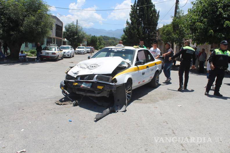 $!Elementos de Tránsito Municipal acudieron al lugar del accidente para realizar el reporte correspondiente.
