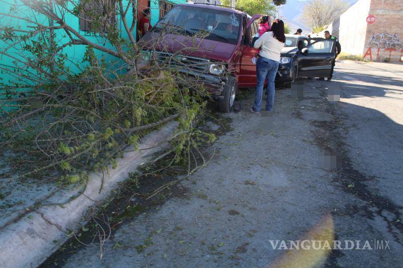 $!El impacto provocó que ambos vehículos se estrellaran contra dos árboles en el cruce de las calles Salvador Tovar y Dieciocho.