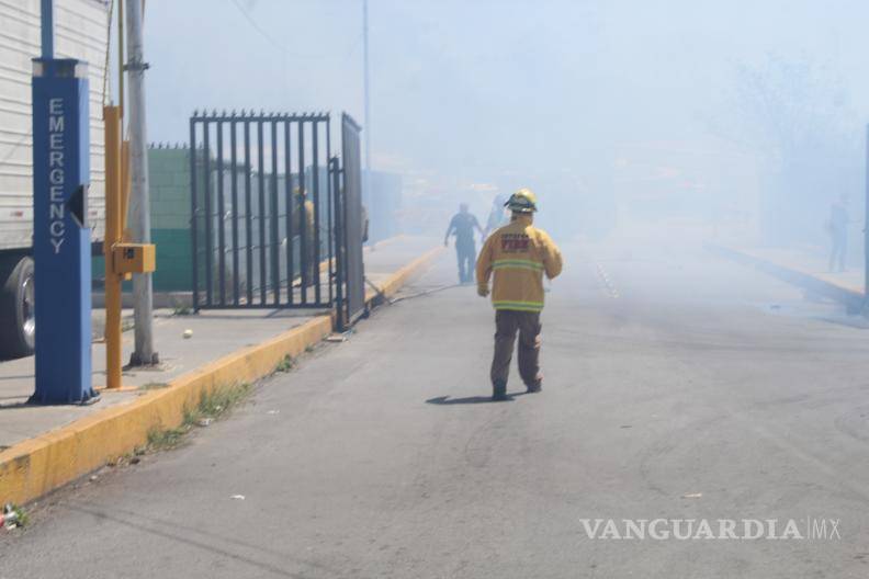 $!Comerciantes y vigilantes activaron protocolos de seguridad para evacuar a clientes y retirar vehículos ante la proximidad del fuego.