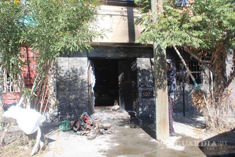 $!El fuego se inició en un altar de muertos y se extendió a la cocina, sala y una recámara de la vivienda.