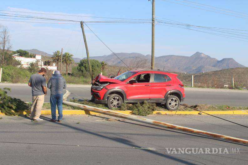 $!El vehículo, una camioneta Fiat Rules roja, presentaba daños en el frente tras la salida del camino.