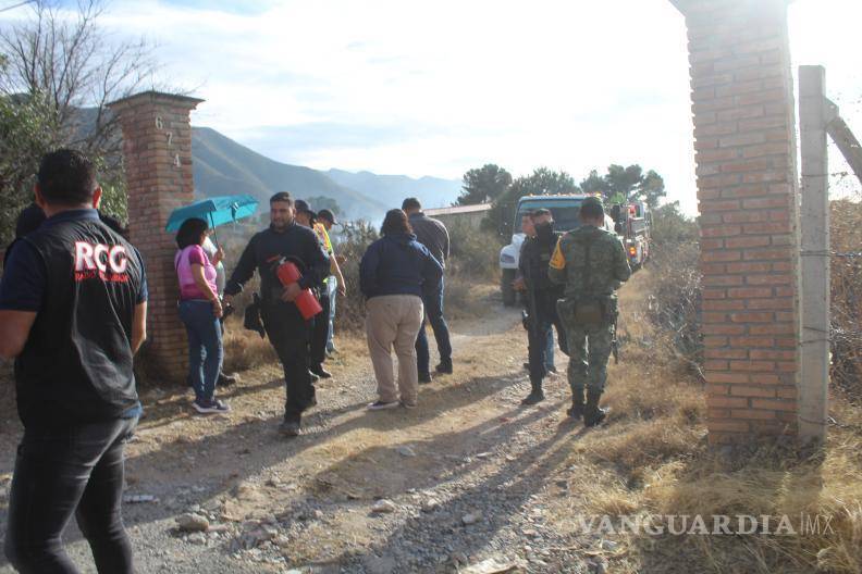 $!El fuego, avivado por el viento, consumió estructuras de madera y plástico almacenado en el lugar.