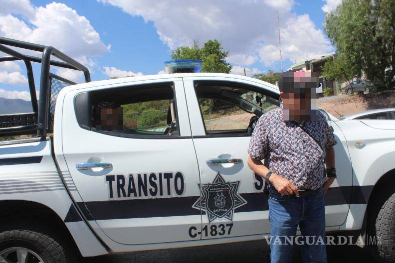 $!Tras el percance, el conductor descendió de su vehículo e intentó retirarse del lugar; sin embargo, fue retenido por personas que presenciaron los hechos hasta la llegada de las autoridades.