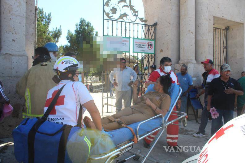 $!Paramédicos de la Cruz Roja y personal de Bomberos de Saltillo acudieron al camposanto para brindar atención médica a los lesionados, algunos de los cuales tuvieron que ser trasladados a hospitales de la ciudad.
