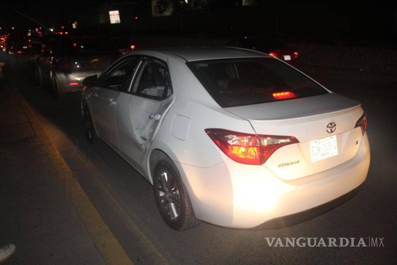 $!Durante la secuencia del accidente, la camioneta impactó a un Toyota Corolla que circulaba por la vía, ocasionando daños en la parte trasera lateral del vehículo afectado.