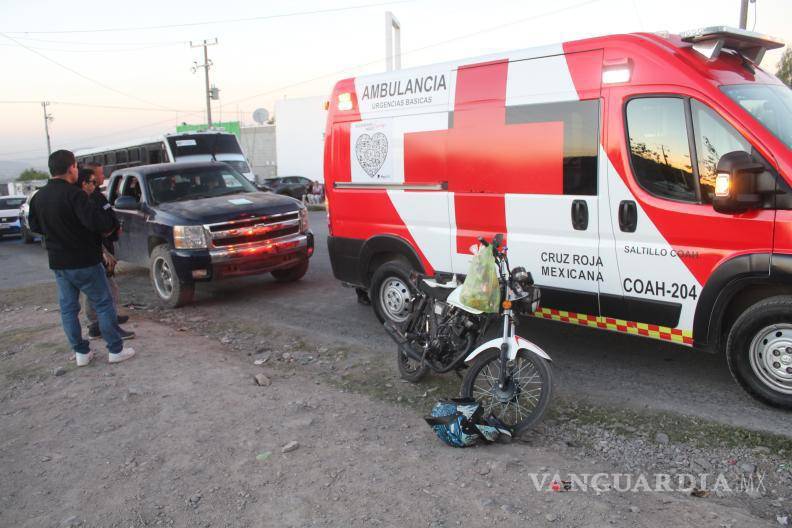 $!La motocicleta impactó el costado izquierdo de una camioneta Chevrolet Silverado que circulaba por la zona.