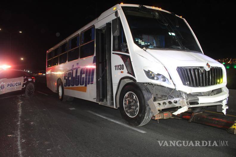 $!El accidente generó una importante movilización de cuerpos de emergencia y autoridades municipales, además de afectaciones a la circulación vehicular en uno de los principales distribuidores viales de la ciudad.
