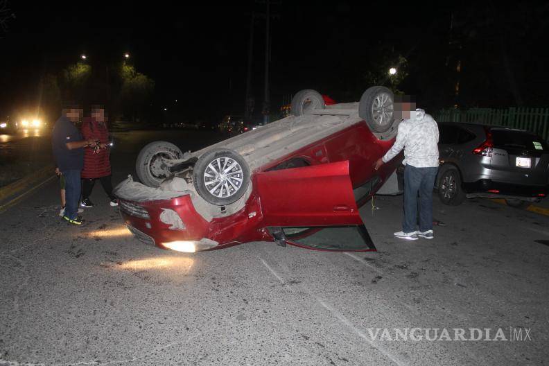 $!Aldo Abisaí “N” resultó ileso a pesar de la fuerte colisión que provocó la volcadura.