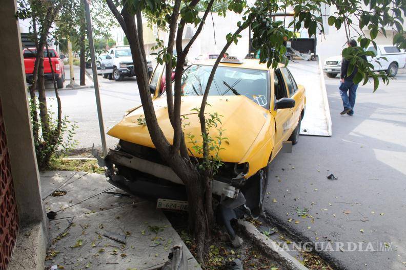 $!El taxi involucrado en el accidente se estrelló contra los árboles tras la colisión en la colonia República, dejando evidentes daños materiales.