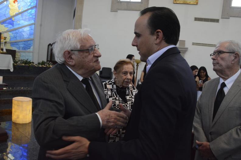 $!El virtual gobernador electo y exalcalde de Saltillo, Manolo Jiménez Salinas, arribó a la capilla para externarle sus condolencias a Armando Fuentes Aguirre.
