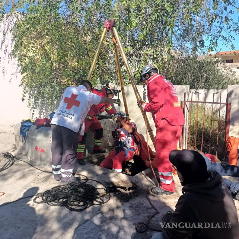 $!Con la ayuda de un trípode fue que los rescatistas trabajaron.