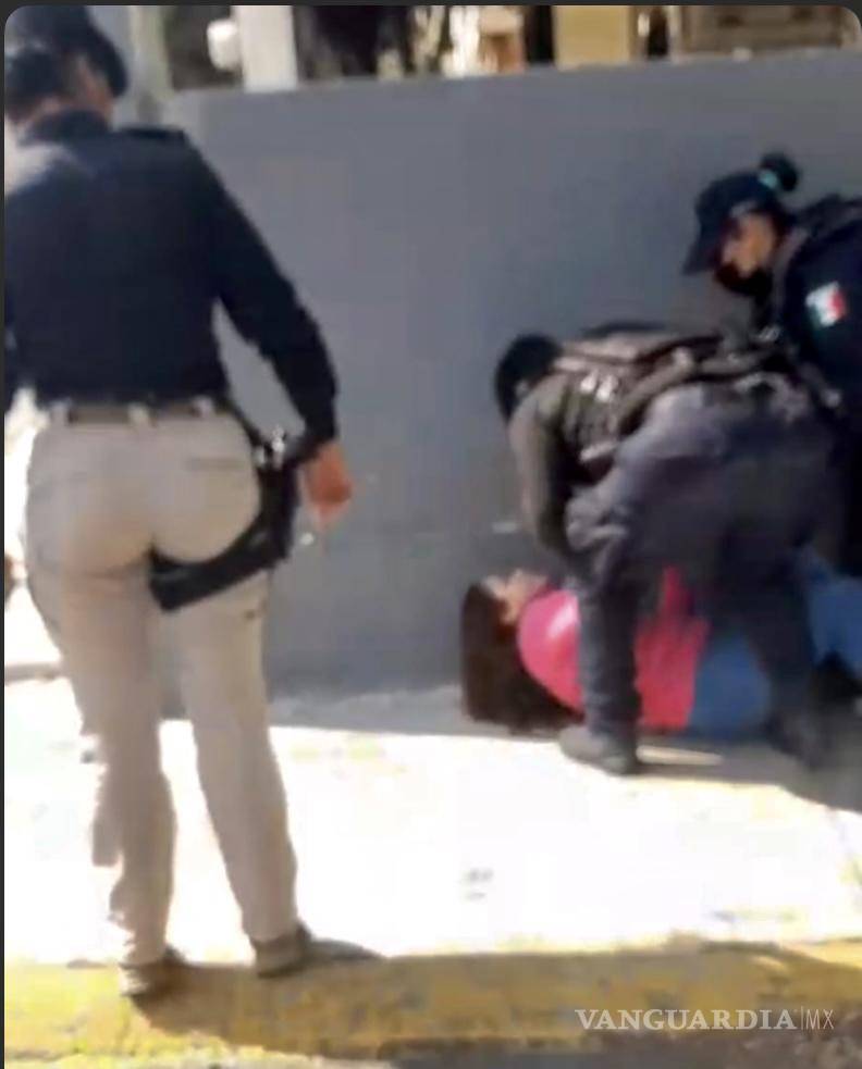 $!Con lujo de fuerza fue sometida la delegada sindical de Daltile, a pesar de que la empresa dio su permiso para el pintado de las bardas.