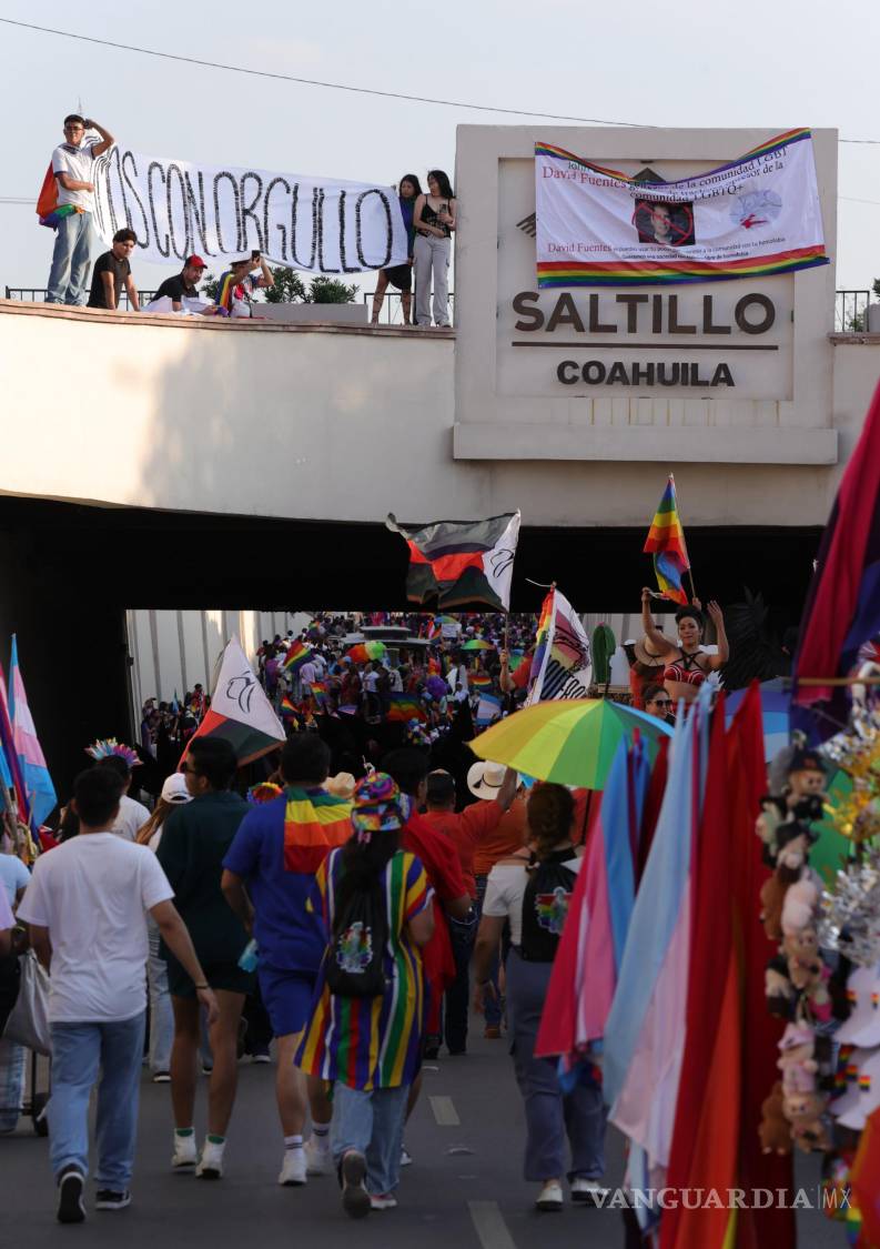 $!Cientos de personas llenaron de color las calles de Saltillo durante la marcha LGBTIQA+, en la que colectivos exigieron respeto, derechos y representación institucional.