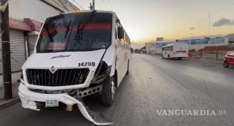 $!El camión involucrado en el accidente permaneció sobre la avenida La Salle tras el impacto.