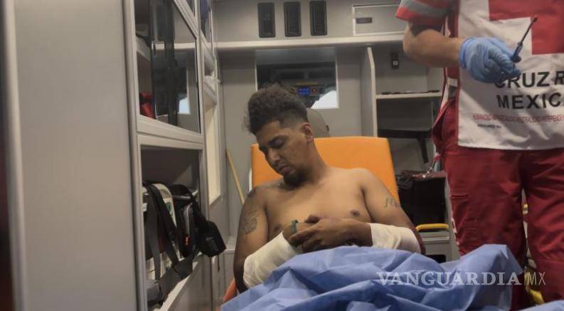 $!El motociclista resultó lesionado tras perder el control y derrapar en el deprimido del bulevar Nazario Ortiz Garza.