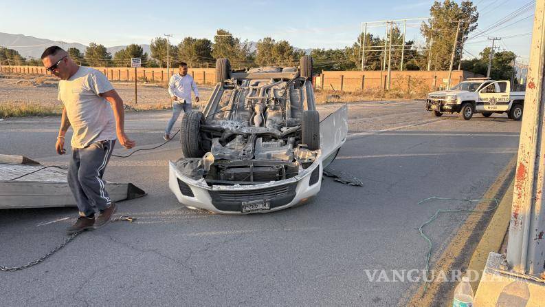 $!El vehículo terminó volcado con las llantas hacia arriba sobre el bulevar Eulalio Gutiérrez.