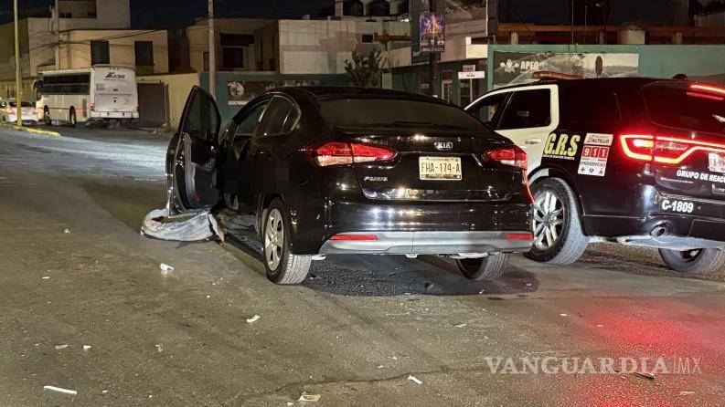 $!El conductor del Kia Forte, aparentemente ebrio, no pudo frenar a tiempo y colisionó con el vehículo detenido.