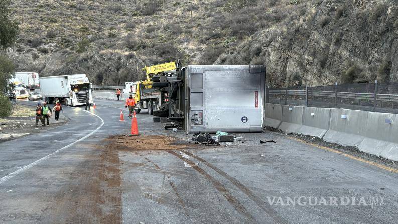 $!Elementos de la Guardia Nacional coordinaron el tráfico en la carretera 57 tras la volcadura de un tráiler, que provocó largas filas de vehículos.