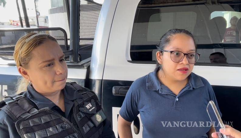 $!La madre de 23 años entregó a su hija a las oficiales para que le brindaran ayuda, y estas pusieron en práctica los conocimientos que tenían mientras llamaban a una ambulancia.