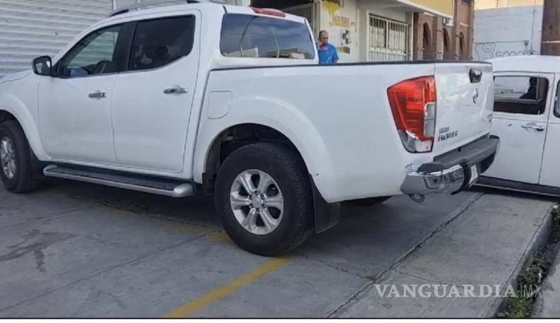 $!Contra esta camioneta se estampó el vocho.