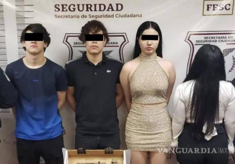 $!Les encontraron entre las pertenencias de los jóvenes un arma de fuego marca Glock calibre 9 milímetros con un cargador