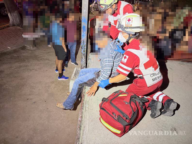 $!Paramédicos de la Cruz Roja brindaron los primeros auxilios al lesionado, quien presentó una herida provocada con arma blanca tras los hechos registrados durante la noche en la colonia Satélite Sur.