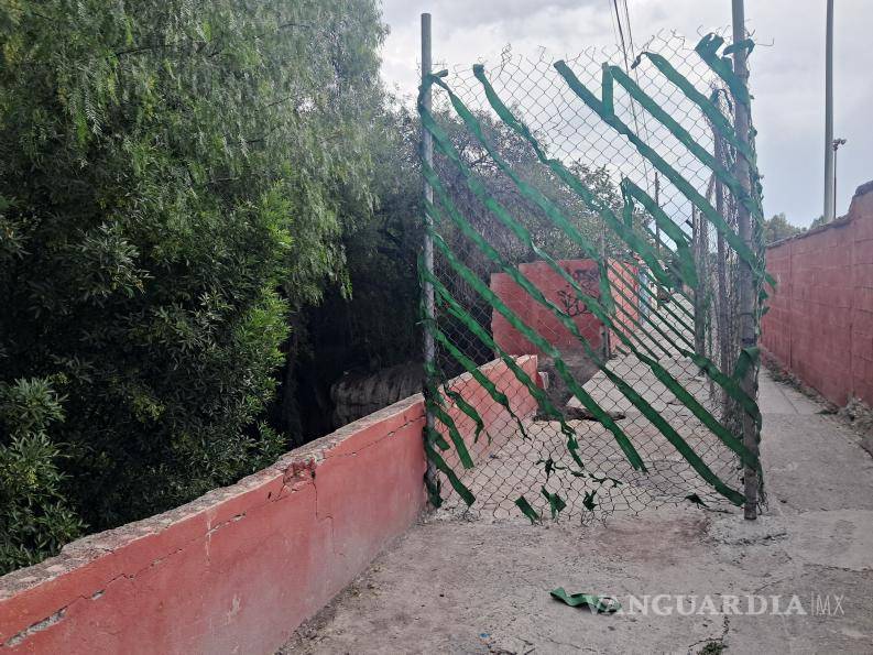$!En el sitio fueron colocados tubos metálicos y una malla como medida para impedir el paso hacia la zona donde habitantes observan deterioro.