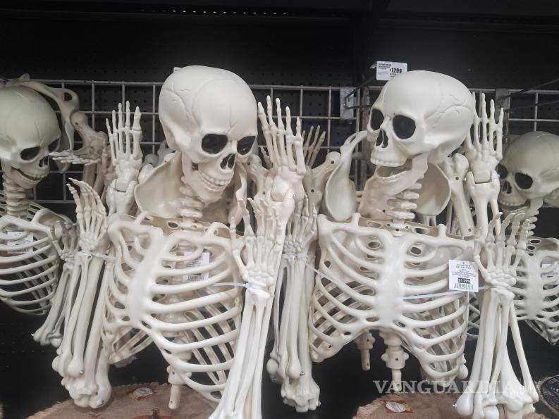 $!H-E-B San Patricio ya destinó un espacio especial para la venta de decoración de Halloween, adelantando una de las temporadas comerciales más esperadas del año.